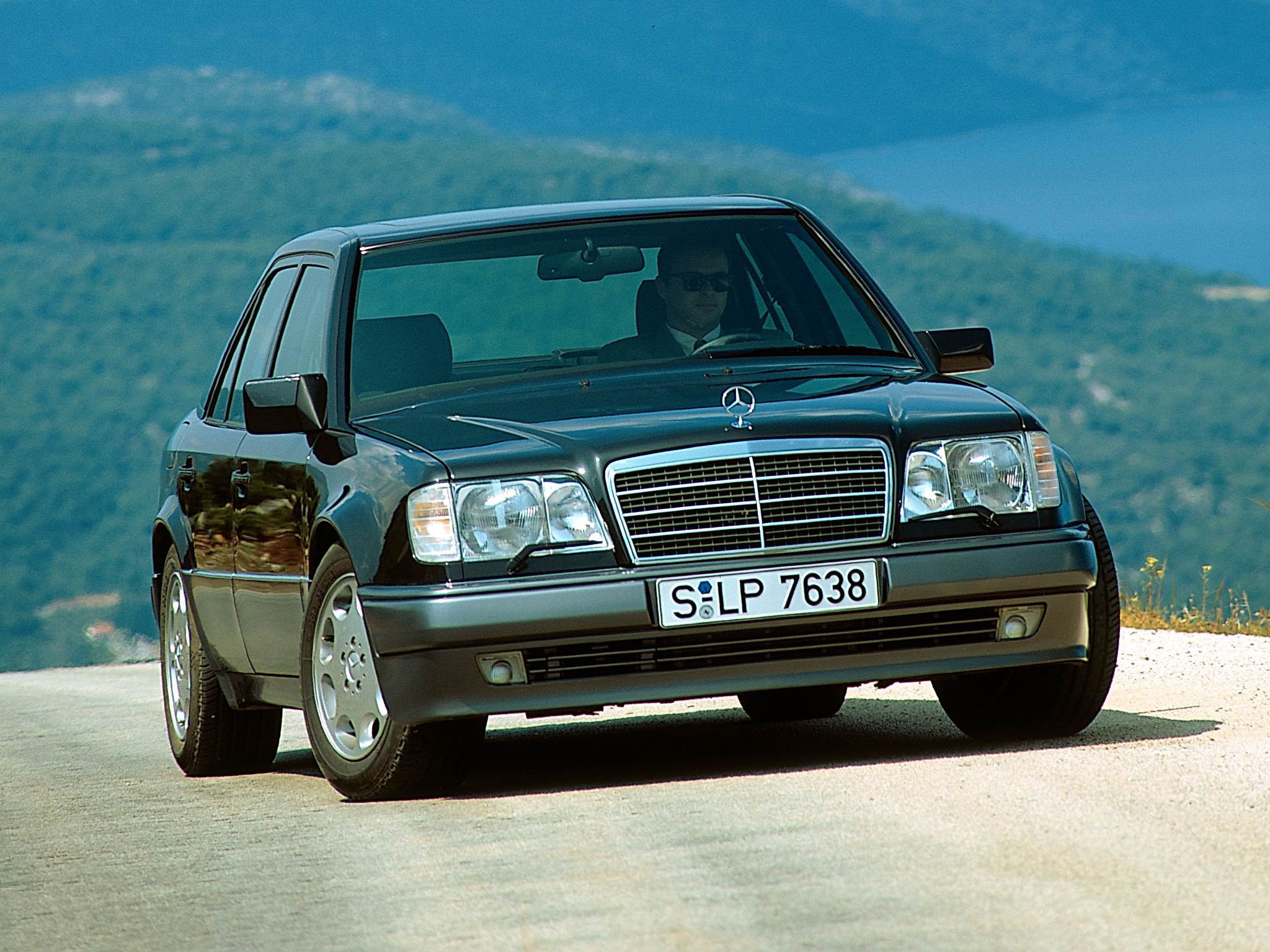 Старый мерседес фото. Mercedes Benz w124 e500. Mercedes Benz 124 e500. Mercedes w124 e500. Мерседес е500 волчок.